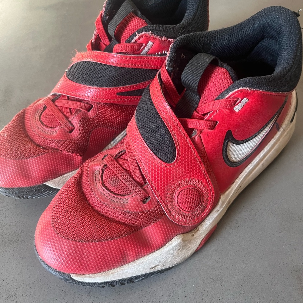 Nike Team Hustle Junior Boys' Basketball Trainers size 5